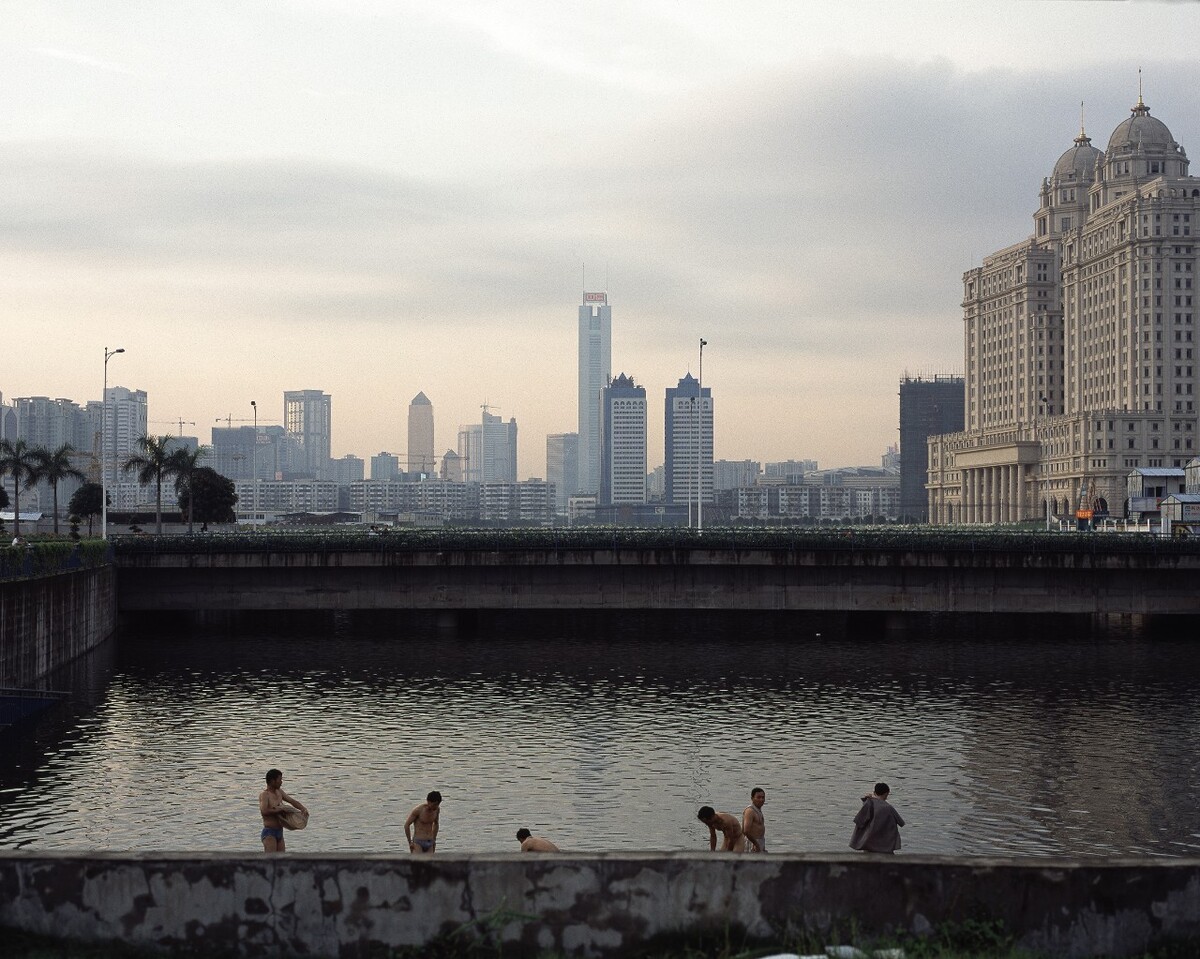 超真实中国 在珠江新城隧道积水洗澡的农名工,广州, 2004年。