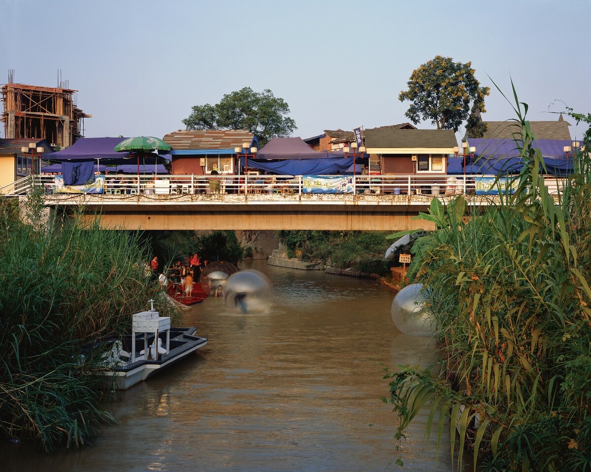 超真实中国 航空母舰与大气泡, 重庆, 2007年。