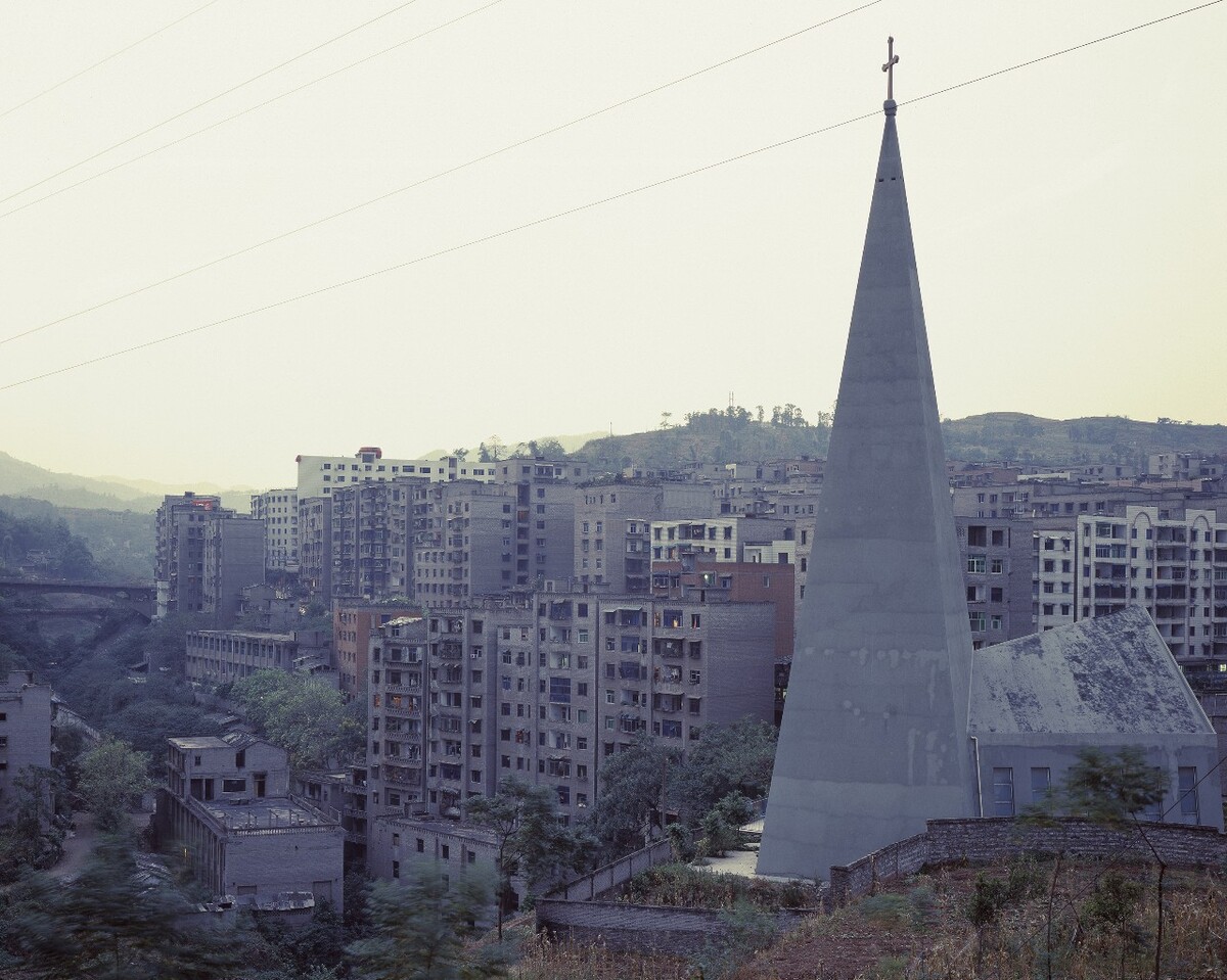 超真实中国 锥形教堂, 重庆丰都, 2006年。