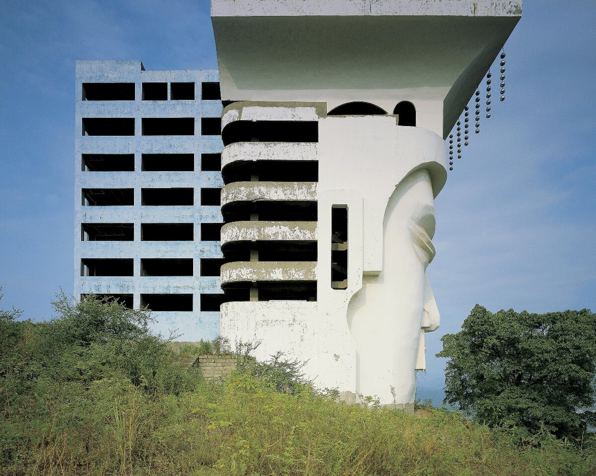 超真实中国 烂尾玉皇大帝楼, 重庆丰都, 2006年。