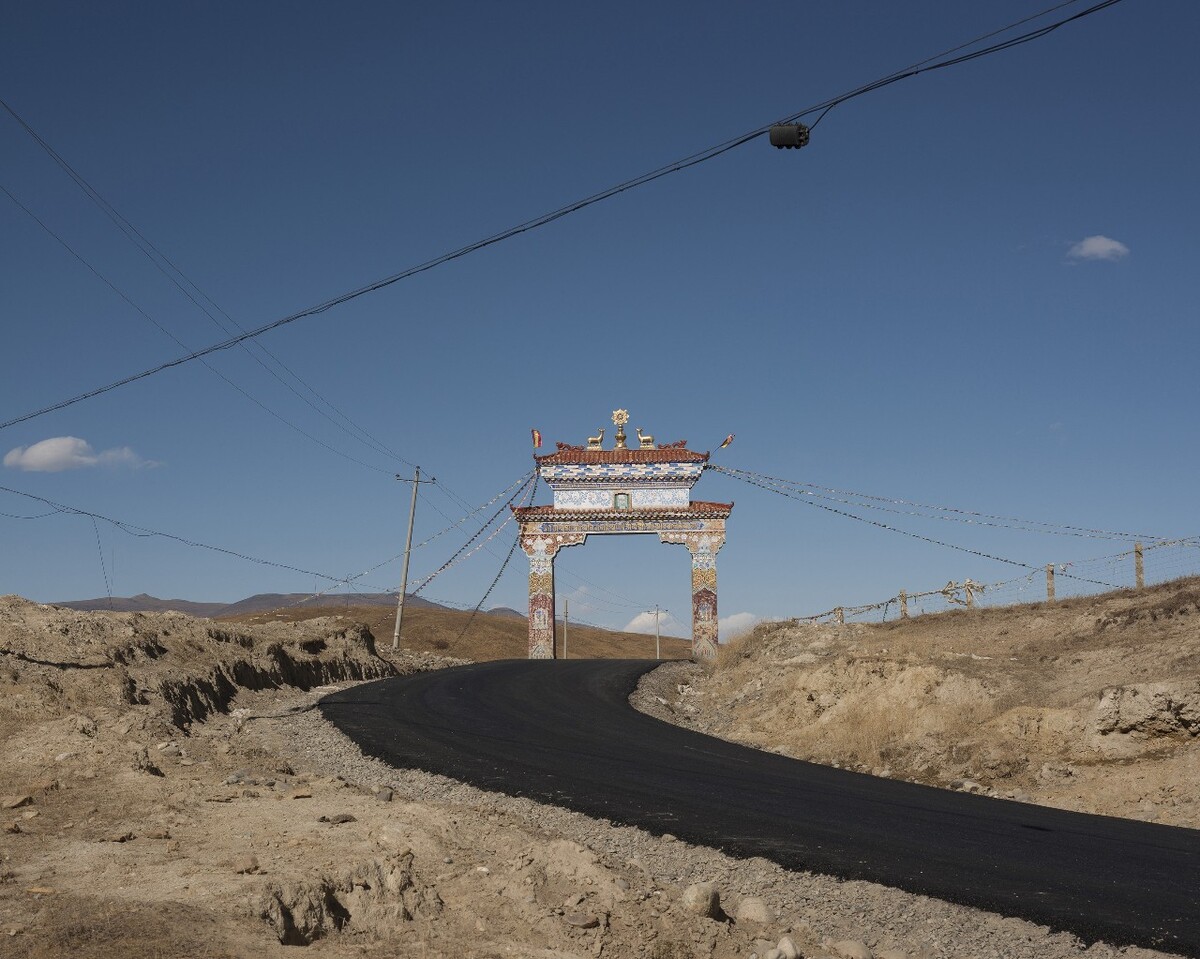 超真实中国 庙牌坊和新柏油路, 四川白玉,2015年。