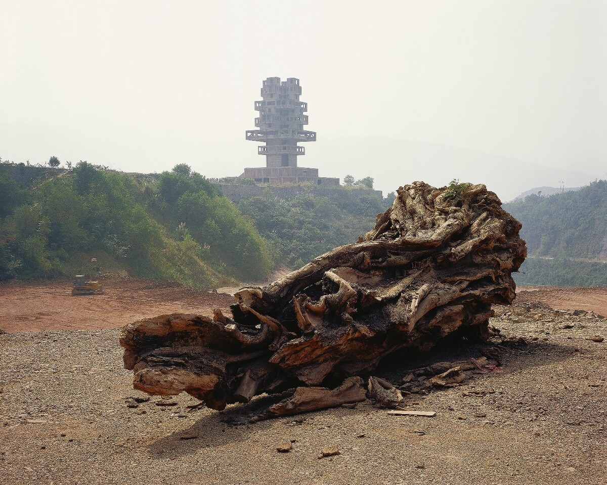 超真实中国 树根与三峡移民纪念碑, 重庆奉节, 2007年。