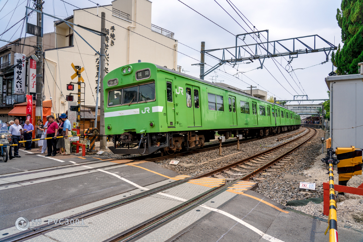 伏见稻荷前的京阪本线与JR奈良线