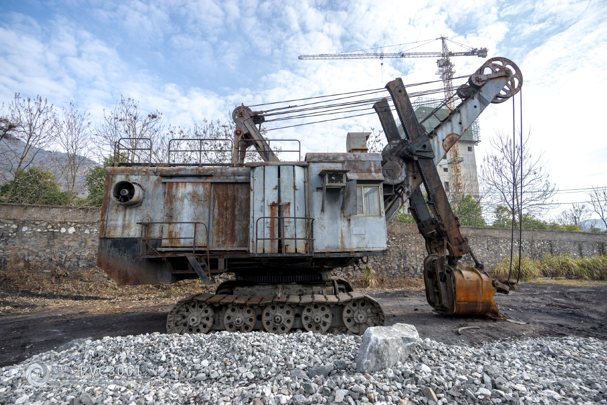 大冶铁矿中的两台矿山电铲
