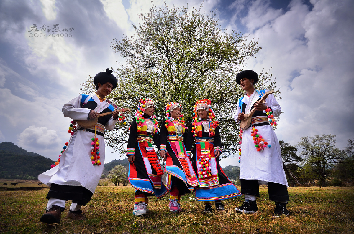 年这里是歌舞的故乡诗蜜娃底音乐节上的乡村教师和他们的傈僳族小演员