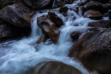 溪流淙淙
