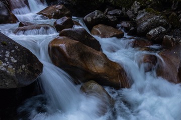 溪流淙淙
