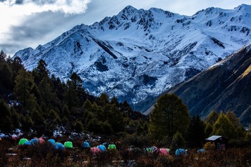 雪山下的露营地