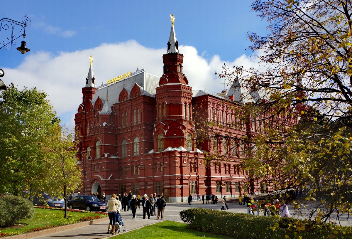 红场,宽阔而紧凑,是前苏联重要节日举行群众集会和阅兵的地方,与雄