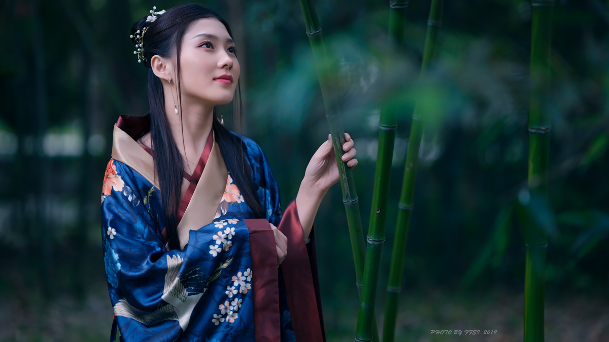 紫藤挂云木花蔓宜阳春密叶隐歌鸟香风留美人