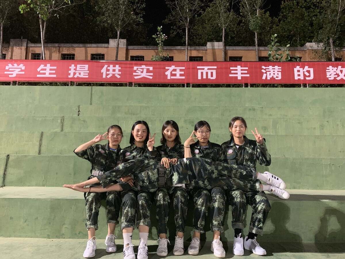 女英雄人物的事迹