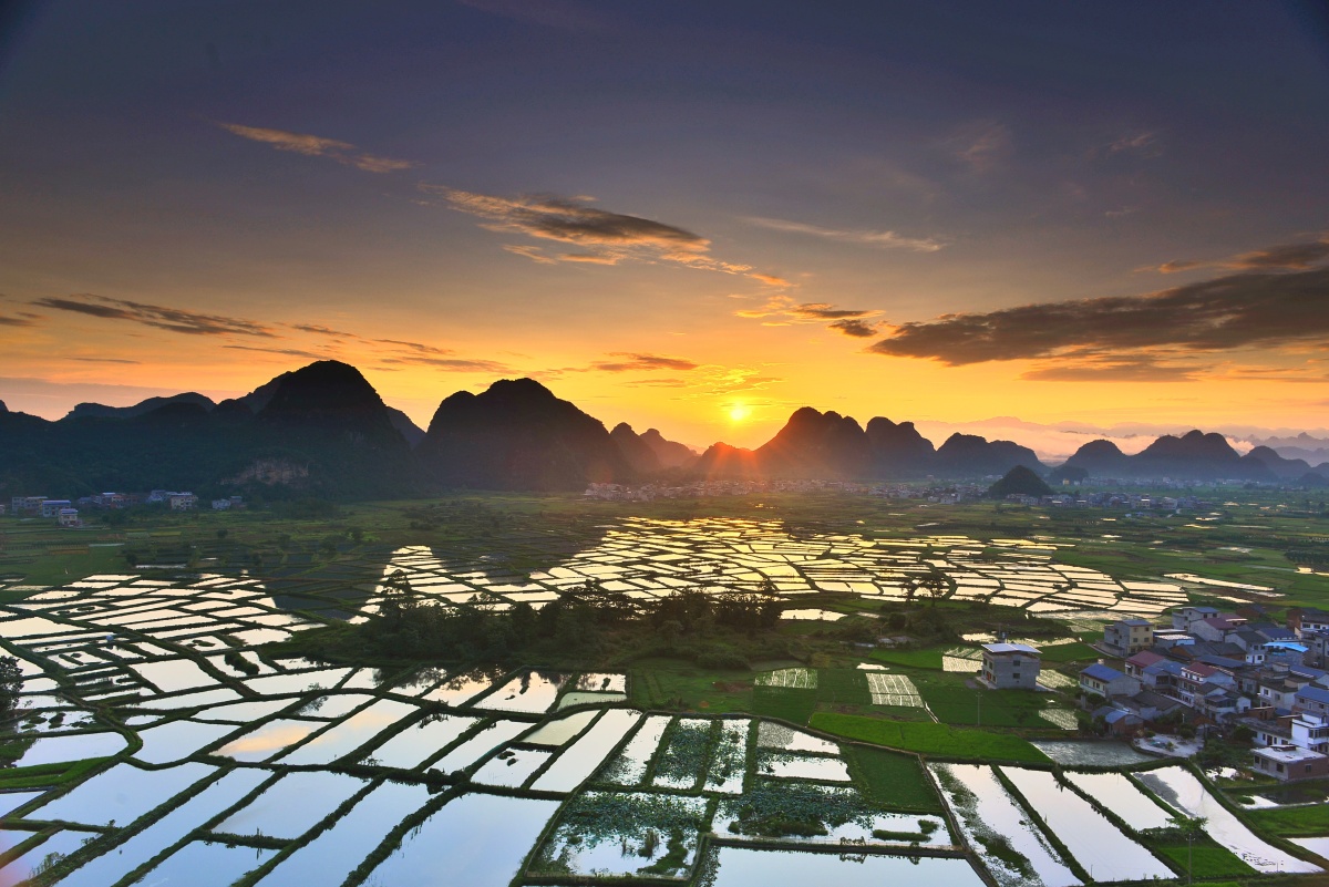 会仙玻璃田,这里四面环山,阡陌纵横,田如明镜,倒映着天光,山色,是欣赏