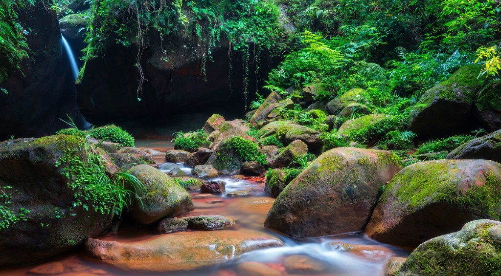 雨后的溪流，青山绿水红砂岩。