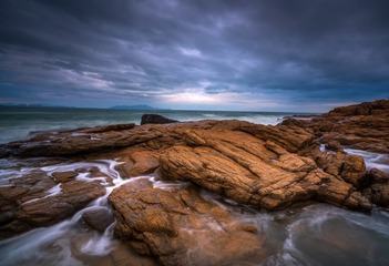 狂风中大海的溪流