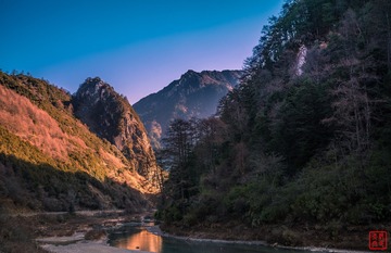 峡谷晨光
