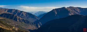 漫漫路群山远峰