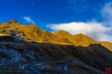 月明蜿蜒路