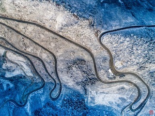 路的线条，雪的色彩