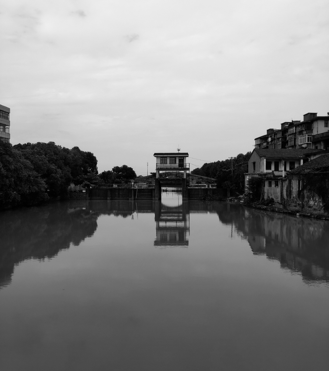 安静的旧水闸菱湖