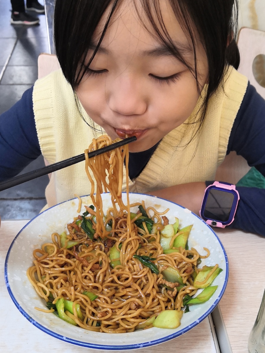 吃吃面的小女孩