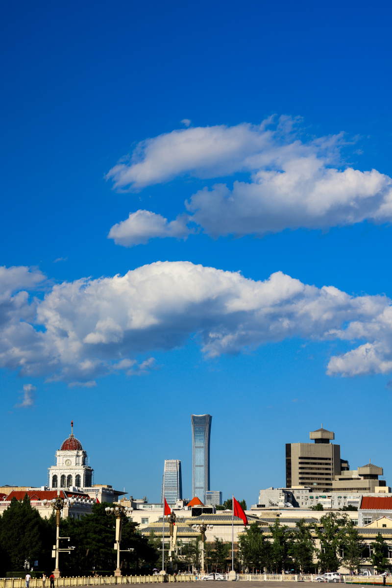 蓝天白云下北京第一高楼中国尊