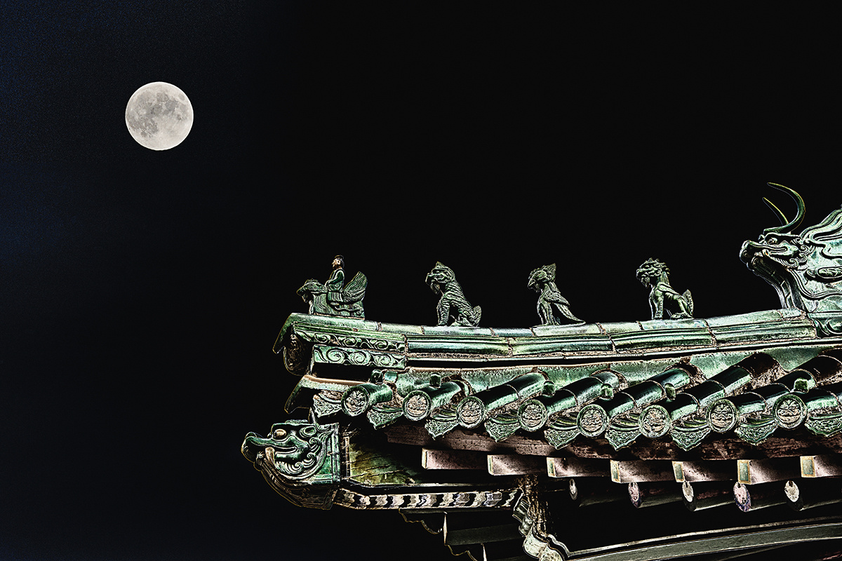 转朱阁低绮户照无眠