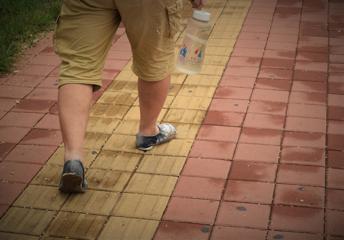布鞋上沾满白灰,拎着大水杯,城市建设者,农民工兄弟