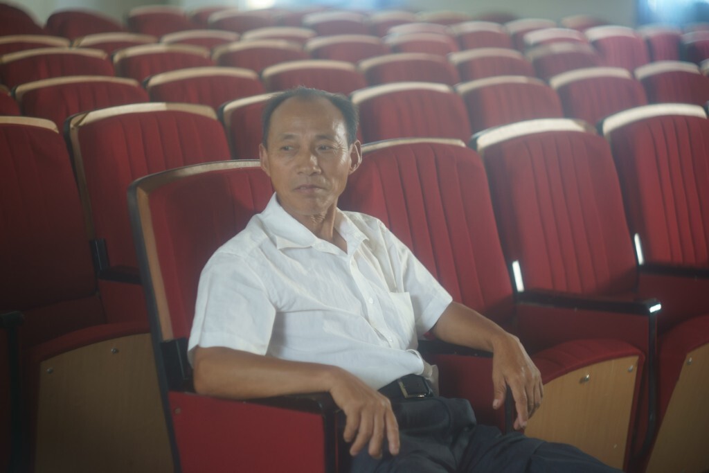 我说这么多椅子从南京搬来要费多少人工啊,陈师傅笑而不语。
