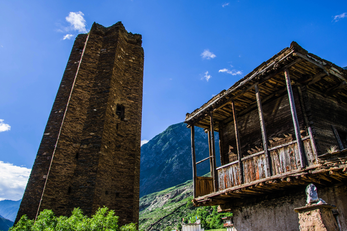 丹巴山谷里的八角碉楼