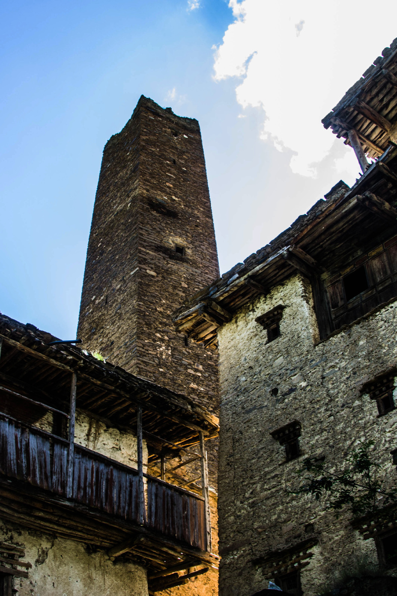 丹巴山谷里的八角碉楼