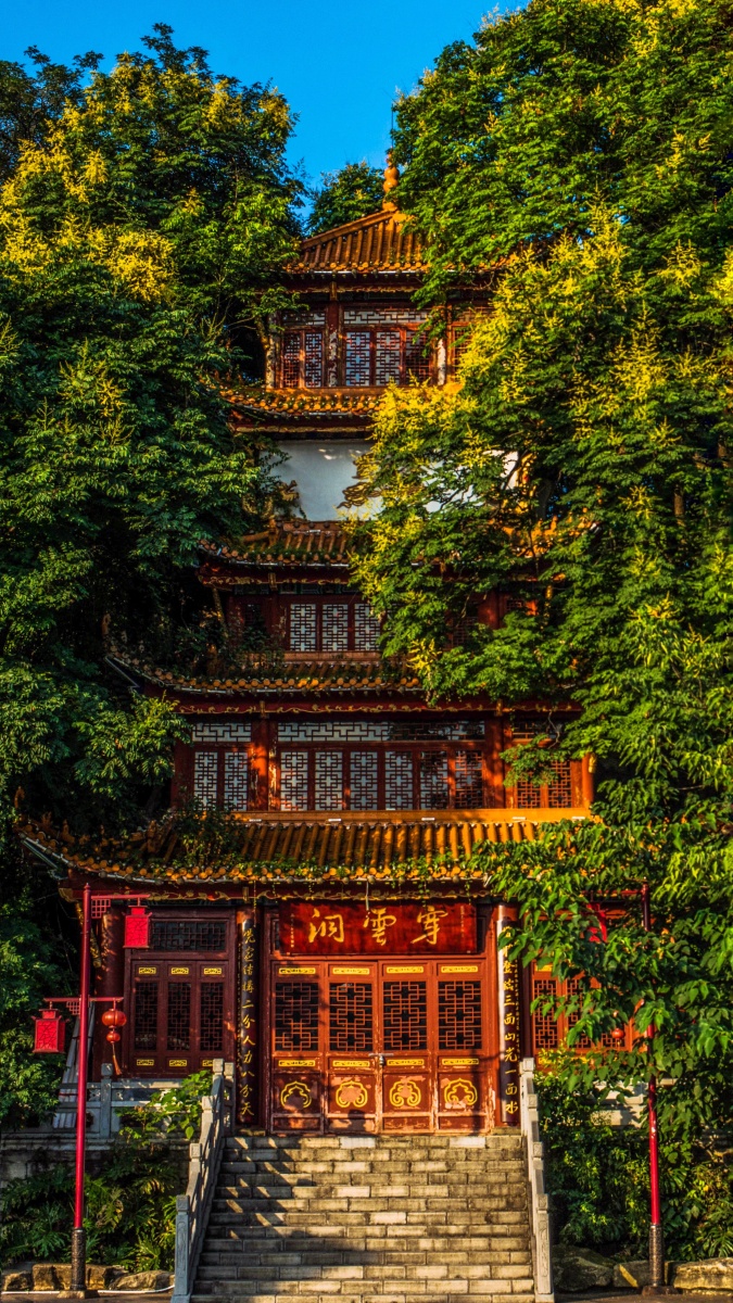 穿云洞拍摄于黔西南兴义市区