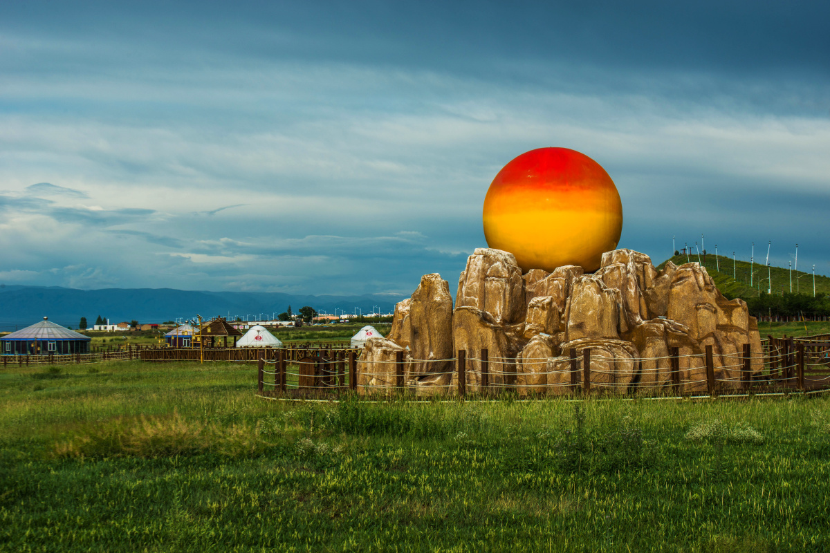 草原上升起不落的太阳拍摄于巴里坤草原