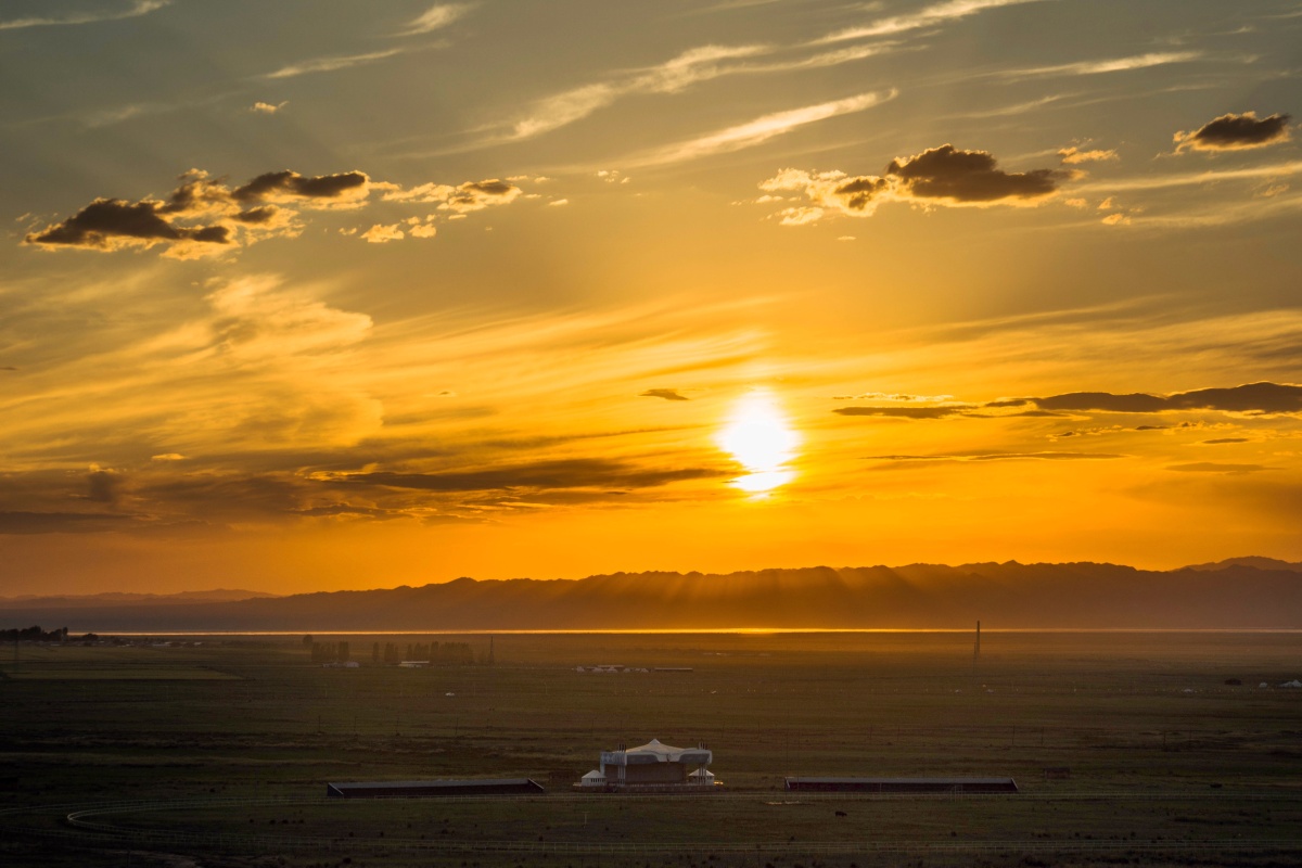 天山下巴里坤草原迷人的夕阳与晚霞
