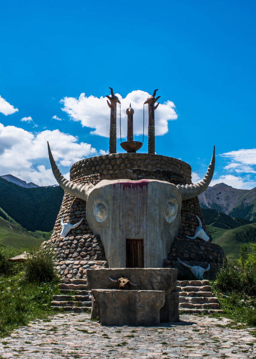 天山脚下的大月氏定居遗址拍摄于巴里坤哈萨克自治县