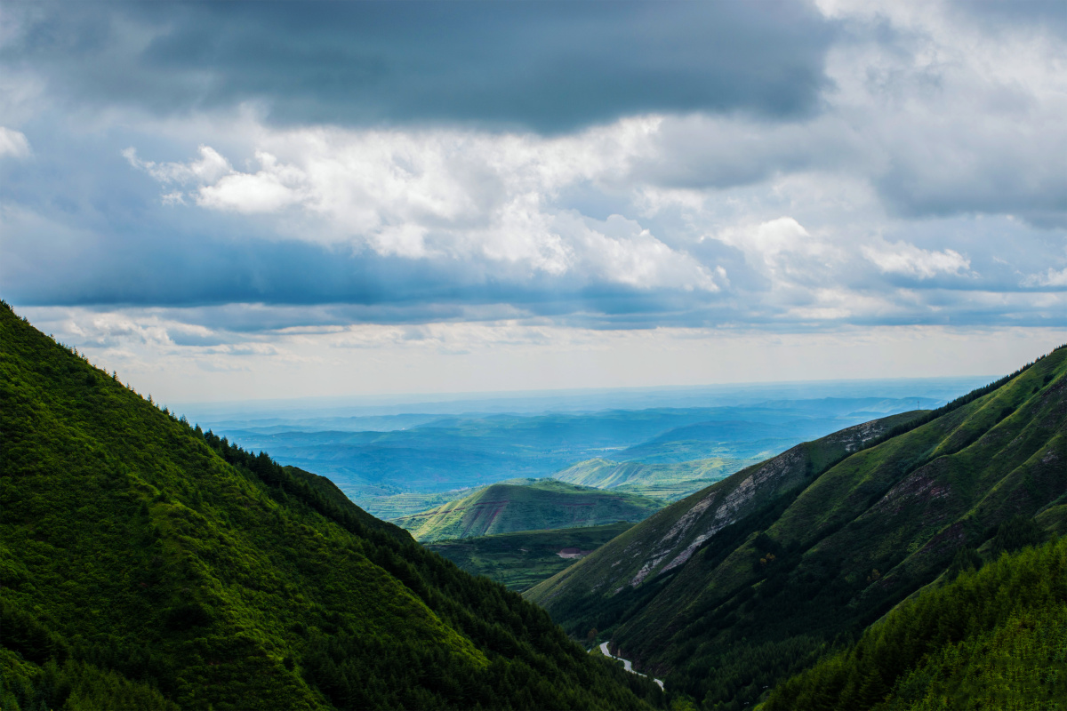 六盘山上高峰红旗漫卷西风
