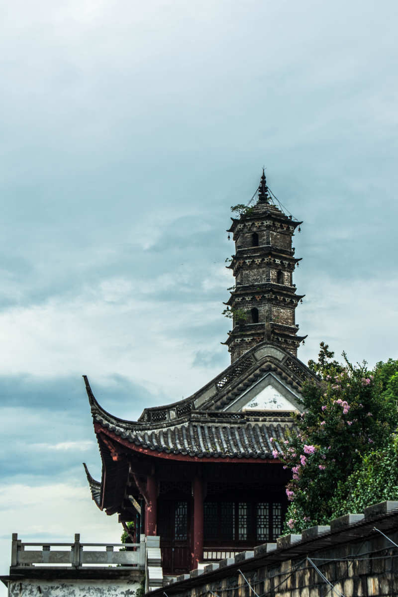 锁江楼塔拍摄于九江