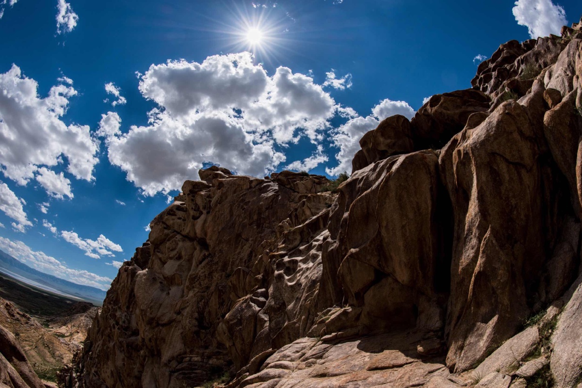 阳光明媚的怪石山