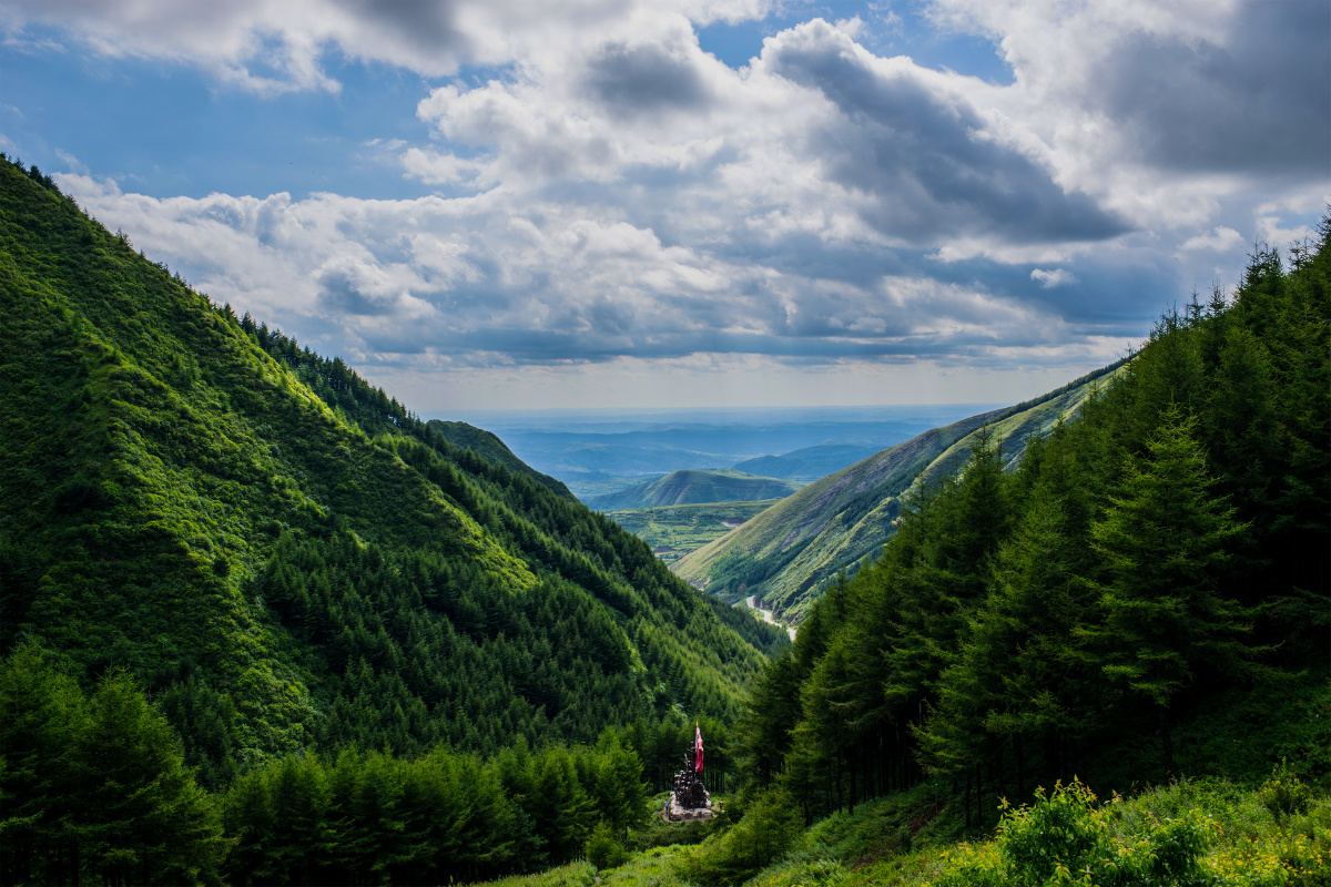 六盘山上高峰红旗漫卷西风