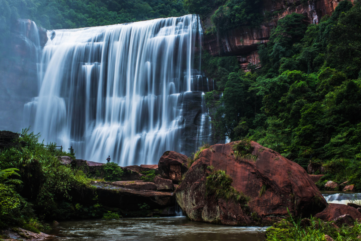 神龟观瀑拍摄于赤水丹霞大瀑布