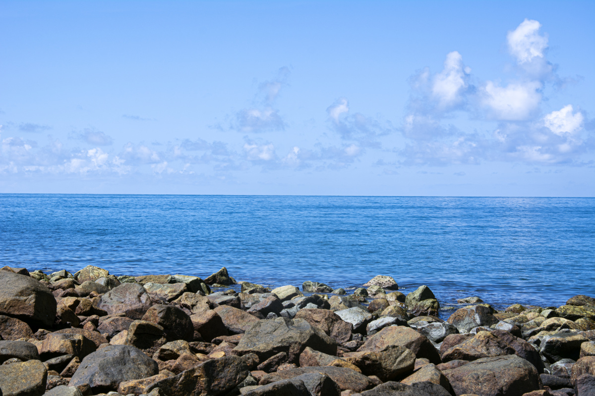 大海蓝蓝的仿佛一块蓝宝石无边无际