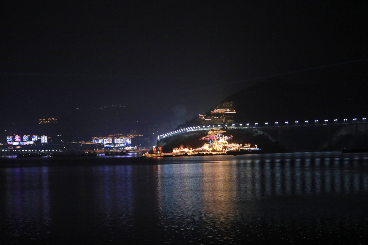 两江四岸看宁河晚渡夜景