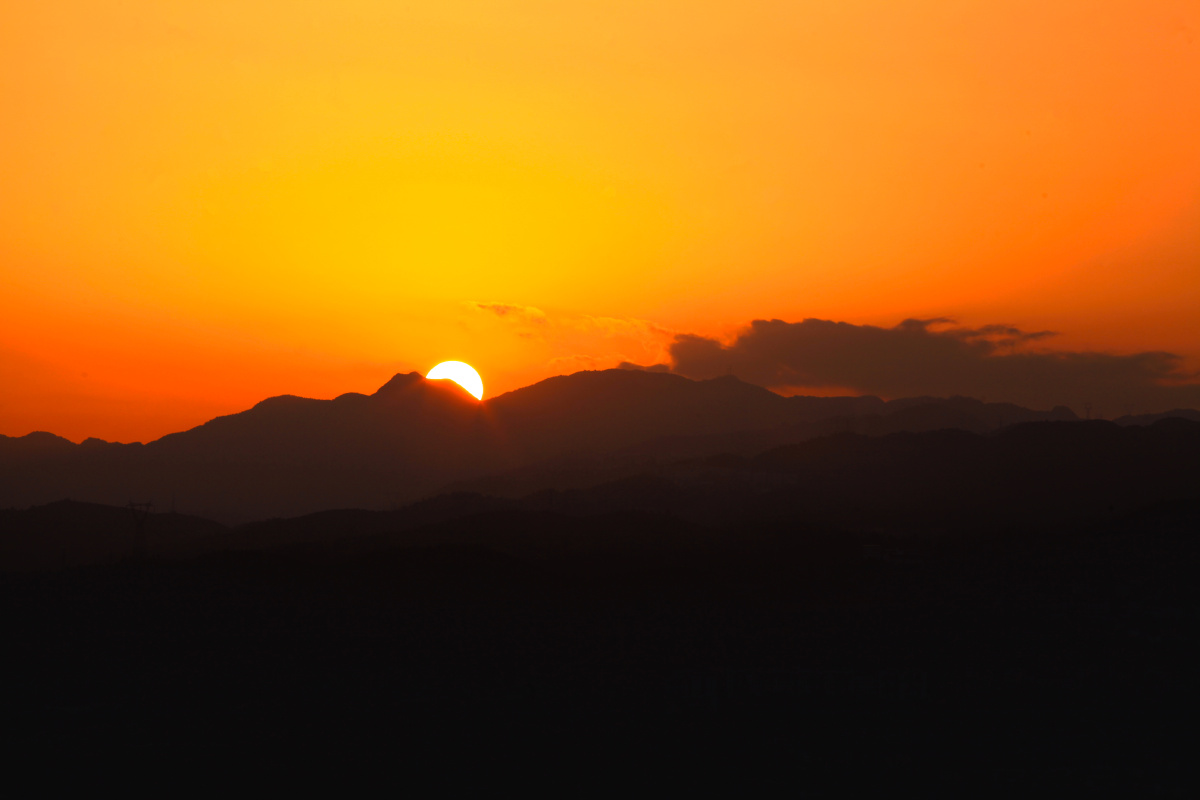 半个太阳爬上来