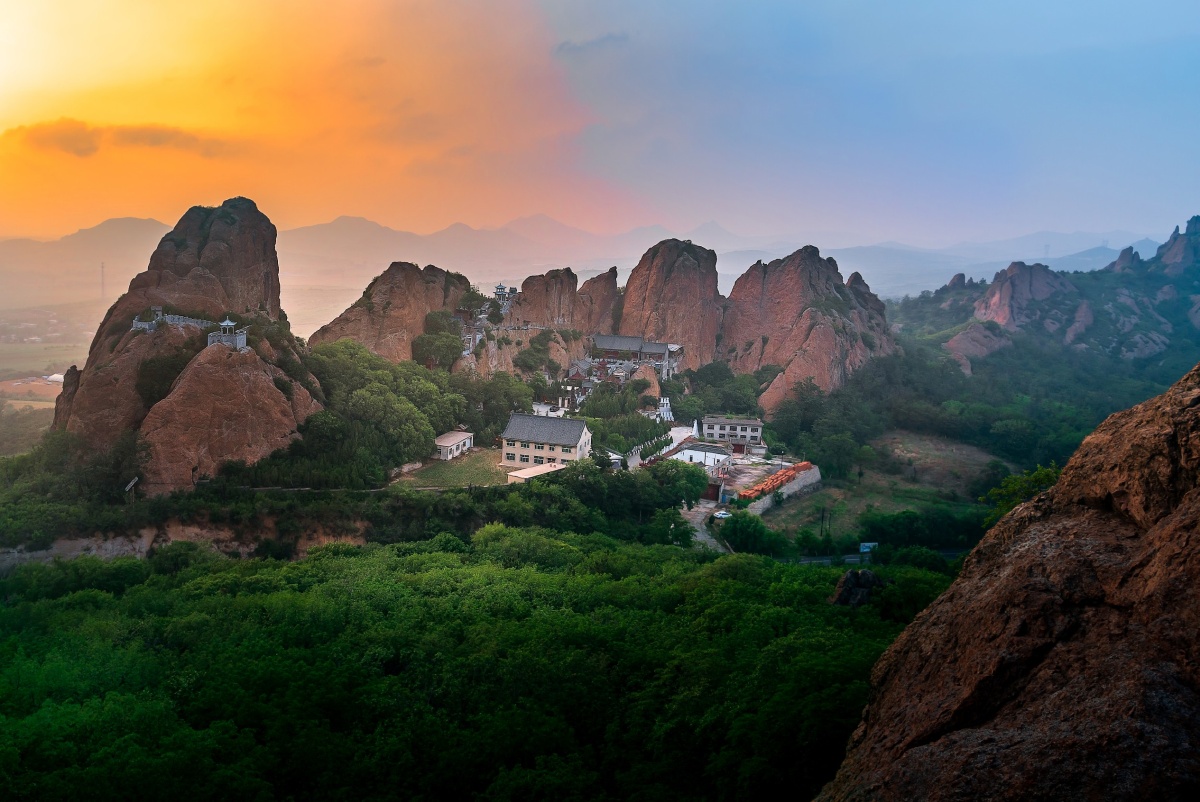 夕阳中翠岩山寺