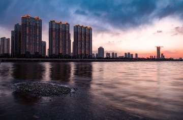 黄昏的河边
