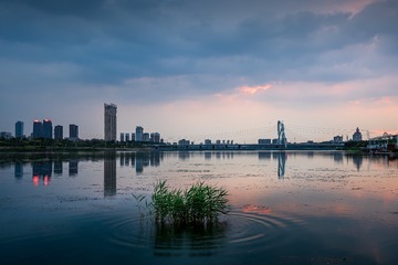 夜幕中的小凌河
