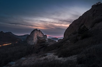 夜幕翠岩山
