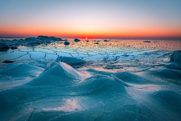 日出红胜火，海水绿如蓝
