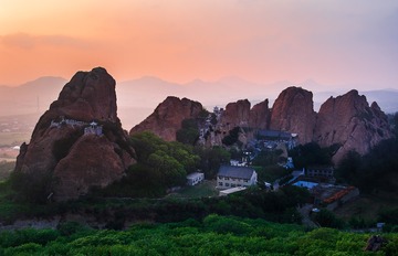 夕阳下翠山