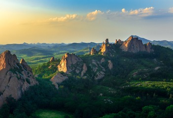 夕阳中翠岩山