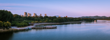 夏天落日中的东湖公园